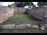 03049 ostia - castrum - decumanus maximus - caseggiati del portico delle mura del castrum (i,i,3) - re laden - bli ri osten - 09-2022.jpg